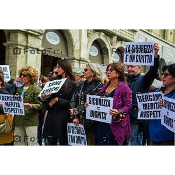 Bergamo, 16 maggio 2026 - I Commercianti di Bergamo radunati dal Comitato Bergamo inCentro e Patto per il Nord partecipano ad un Flash Mob in piazza nel centro piacentiniano di Bergamo per chiedere più sicurezza. Intervengono Silvano Sacchi, presidente Comitato Bergamo inCentro, Serena Fassi per Patto per il Nord, Tiziana Fausti e Shirlen Villaroel (edicolante).