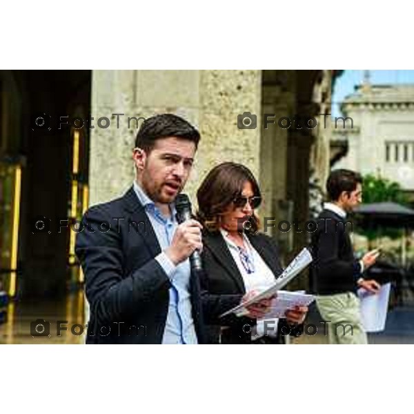 Bergamo, 16 maggio 2026 - I Commercianti di Bergamo radunati dal Comitato Bergamo inCentro e Patto per il Nord partecipano ad un Flash Mob in piazza nel centro piacentiniano di Bergamo per chiedere più sicurezza. Intervengono Silvano Sacchi, presidente Comitato Bergamo inCentro, Serena Fassi per Patto per il Nord, Tiziana Fausti e Shirlen Villaroel (edicolante).