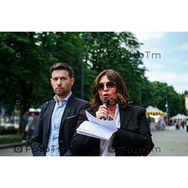 Bergamo, 16 maggio 2026 - I Commercianti di Bergamo radunati dal Comitato Bergamo inCentro e Patto per il Nord partecipano ad un Flash Mob in piazza nel centro piacentiniano di Bergamo per chiedere più sicurezza. Intervengono Silvano Sacchi, presidente Comitato Bergamo inCentro, Serena Fassi per Patto per il Nord, Tiziana Fausti e Shirlen Villaroel (edicolante).