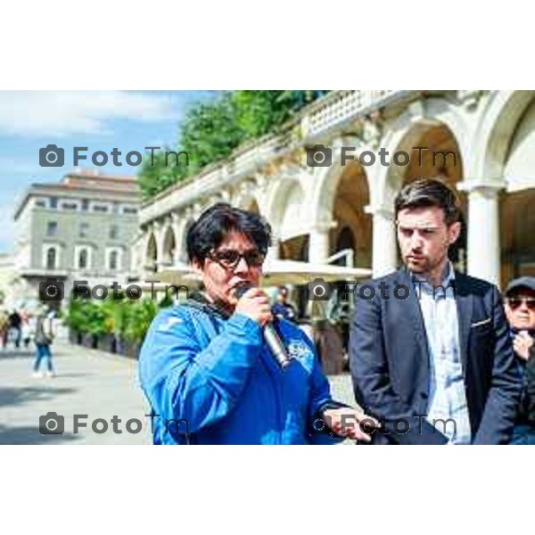 Bergamo, 16 maggio 2026 - I Commercianti di Bergamo radunati dal Comitato Bergamo inCentro e Patto per il Nord partecipano ad un Flash Mob in piazza nel centro piacentiniano di Bergamo per chiedere più sicurezza. Intervengono Silvano Sacchi, presidente Comitato Bergamo inCentro, Serena Fassi per Patto per il Nord, Tiziana Fausti e Shirlen Villaroel (edicolante).