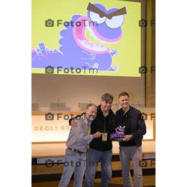 Bergamo Lillo, comico amatissimo — e prima ancora autore, sceneggiatore e disegnatore di fumetti — e Bruno Bozzetto, geniale animatore: due mostri sacri che si confrontano su come nasce la comicità. Magistralmente guidati da Valentina Mazzola Jhon Navarez 16 maggio 2026 cronaca Bergamo Italia Foto Tiziano Manzoni Lapresse