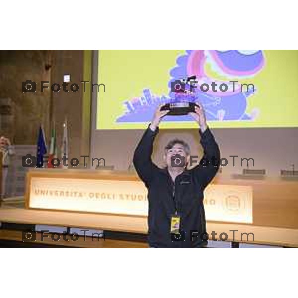Bergamo Lillo, comico amatissimo — e prima ancora autore, sceneggiatore e disegnatore di fumetti — e Bruno Bozzetto, geniale animatore: due mostri sacri che si confrontano su come nasce la comicità. Magistralmente guidati da Valentina Mazzola Jhon Navarez 16 maggio 2026 cronaca Bergamo Italia Foto Tiziano Manzoni Lapresse
