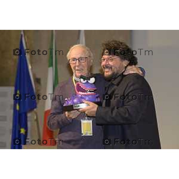 Bergamo Lillo, comico amatissimo — e prima ancora autore, sceneggiatore e disegnatore di fumetti — e Bruno Bozzetto, geniale animatore: due mostri sacri che si confrontano su come nasce la comicità. Magistralmente guidati da Valentina Mazzola i 16 maggio 2026 cronaca Bergamo Italia Foto Tiziano Manzoni Lapresse