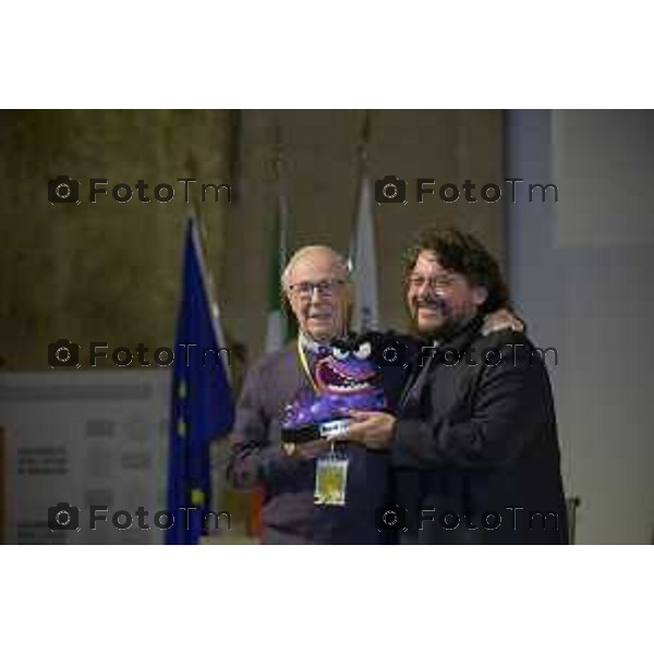 Bergamo Lillo, comico amatissimo — e prima ancora autore, sceneggiatore e disegnatore di fumetti — e Bruno Bozzetto, geniale animatore: due mostri sacri che si confrontano su come nasce la comicità. Magistralmente guidati da Valentina Mazzola i 16 maggio 2026 cronaca Bergamo Italia Foto Tiziano Manzoni Lapresse