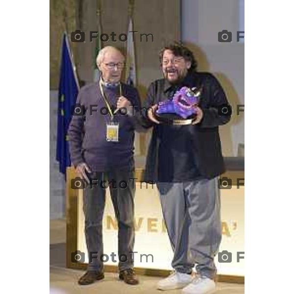 Bergamo Lillo, comico amatissimo — e prima ancora autore, sceneggiatore e disegnatore di fumetti — e Bruno Bozzetto, geniale animatore: due mostri sacri che si confrontano su come nasce la comicità. Magistralmente guidati da Valentina Mazzola i 16 maggio 2026 cronaca Bergamo Italia Foto Tiziano Manzoni Lapresse