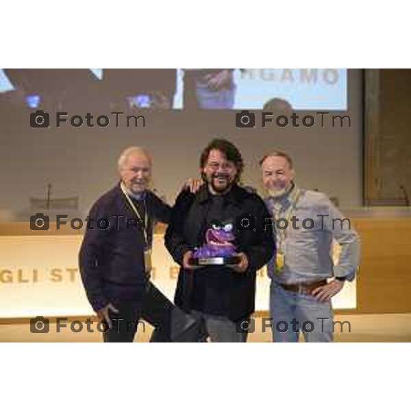 Bergamo Lillo, comico amatissimo — e prima ancora autore, sceneggiatore e disegnatore di fumetti — e Bruno Bozzetto, geniale animatore: due mostri sacri che si confrontano su come nasce la comicità. Magistralmente guidati da Valentina Mazzola i 16 maggio 2026 cronaca Bergamo Italia Foto Tiziano Manzoni Lapresse