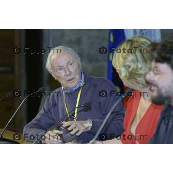 Bergamo Lillo, comico amatissimo — e prima ancora autore, sceneggiatore e disegnatore di fumetti — e Bruno Bozzetto, geniale animatore: due mostri sacri che si confrontano su come nasce la comicità. Magistralmente guidati da Valentina Mazzola i 16 maggio 2026 cronaca Bergamo Italia Foto Tiziano Manzoni Lapresse