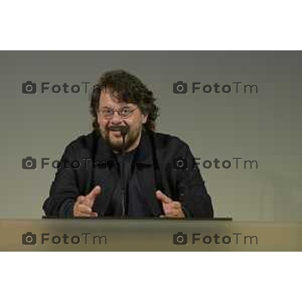 Bergamo Lillo, comico amatissimo — e prima ancora autore, sceneggiatore e disegnatore di fumetti — e Bruno Bozzetto, geniale animatore: due mostri sacri che si confrontano su come nasce la comicità. Magistralmente guidati da Valentina Mazzola i 16 maggio 2026 cronaca Bergamo Italia Foto Tiziano Manzoni Lapresse