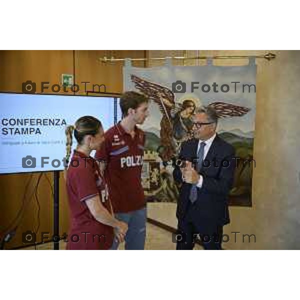 Bergamo Bergamo Sara Conti e Niccolò Macii, atleti Fiamme Oro, medaglia di bronzo Milano Cortina 2026. con il questore di Bergamo 22 maggio 2026 cronaca Bergamo Italia Foto Tiziano Manzoni Lapresse