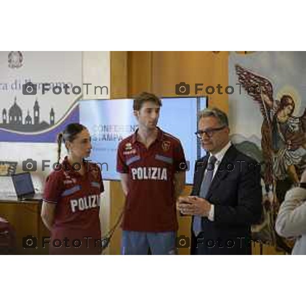 Bergamo Bergamo Sara Conti e Niccolò Macii, atleti Fiamme Oro, medaglia di bronzo Milano Cortina 2026. con il questore di Bergamo 22 maggio 2026 cronaca Bergamo Italia Foto Tiziano Manzoni Lapresse