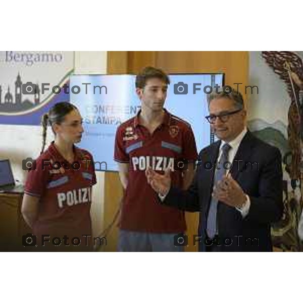 Bergamo Bergamo Sara Conti e Niccolò Macii, atleti Fiamme Oro, medaglia di bronzo Milano Cortina 2026. con il questore di Bergamo 22 maggio 2026 cronaca Bergamo Italia Foto Tiziano Manzoni Lapresse