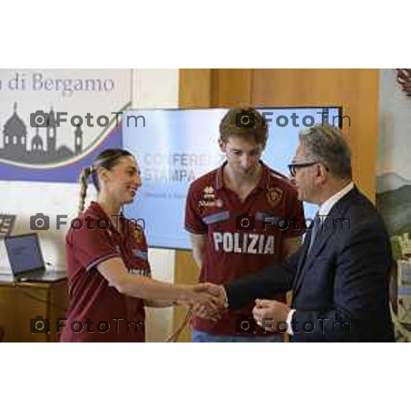 Bergamo Bergamo Sara Conti e Niccolò Macii, atleti Fiamme Oro, medaglia di bronzo Milano Cortina 2026. con il questore di Bergamo 22 maggio 2026 cronaca Bergamo Italia Foto Tiziano Manzoni Lapresse