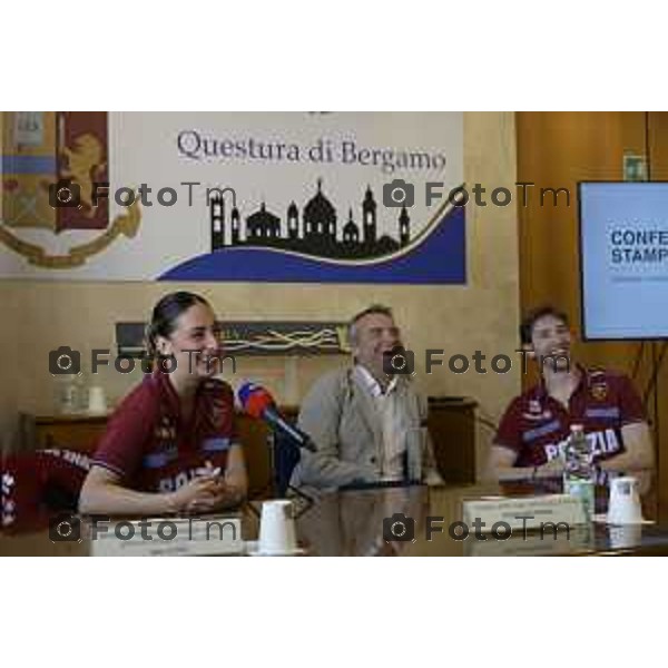 Bergamo Bergamo Sara Conti e Niccolò Macii, atleti Fiamme Oro, medaglia di bronzo Milano Cortina 2026. con il questore di Bergamo 22 maggio 2026 cronaca Bergamo Italia Foto Tiziano Manzoni Lapresse