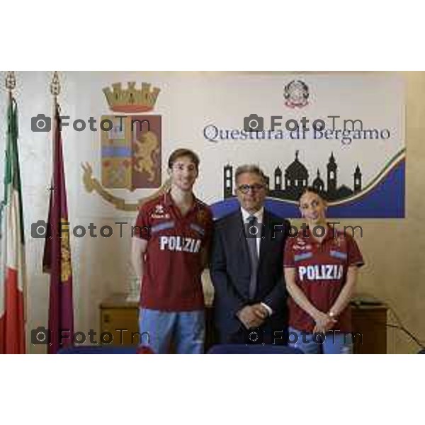 Bergamo Bergamo Sara Conti e Niccolò Macii, atleti Fiamme Oro, medaglia di bronzo Milano Cortina 2026. con il questore di Bergamo 22 maggio 2026 cronaca Bergamo Italia Foto Tiziano Manzoni Lapresse