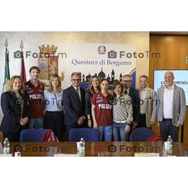 Bergamo Bergamo Sara Conti e Niccolò Macii, atleti Fiamme Oro, medaglia di bronzo Milano Cortina 2026. con il questore di Bergamo 22 maggio 2026 cronaca Bergamo Italia Foto Tiziano Manzoni Lapresse