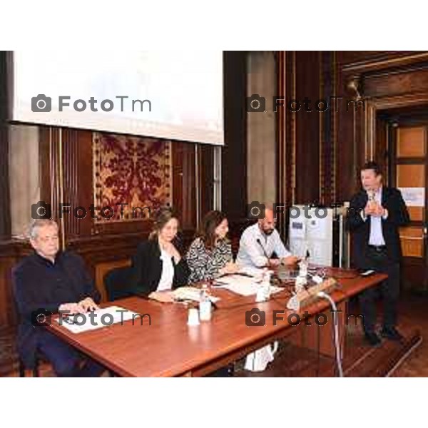 Bergamo Bergamo "Per un pugno di like” Un incontro sull\'adolescenza fragile nell\'era dei social Marianna Madia, Parlamentare e prima firmataria del Disegno di legge sulla Tutela dei minori nella dimensione digitale; Carlo Verdelli, giornalista, autore del libro "Il diavolo in tasca”; Stefano Vicari (in collegamento), neuropsichiatra infantile, autore del libro "Adolescenti interrotti”, moderati da Francesca Riccardi, capogruppo PD del Comune di Bergamo. 2 maggio 2026 cronaca Bergamo Italia Foto Tiziano Manzoni Lapresse