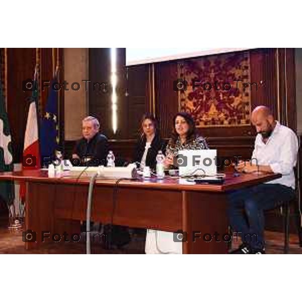 Bergamo Bergamo "Per un pugno di like” Un incontro sull\'adolescenza fragile nell\'era dei social Marianna Madia, Parlamentare e prima firmataria del Disegno di legge sulla Tutela dei minori nella dimensione digitale; Carlo Verdelli, giornalista, autore del libro "Il diavolo in tasca”; Stefano Vicari (in collegamento), neuropsichiatra infantile, autore del libro "Adolescenti interrotti”, moderati da Francesca Riccardi, capogruppo PD del Comune di Bergamo. 2 maggio 2026 cronaca Bergamo Italia Foto Tiziano Manzoni Lapresse