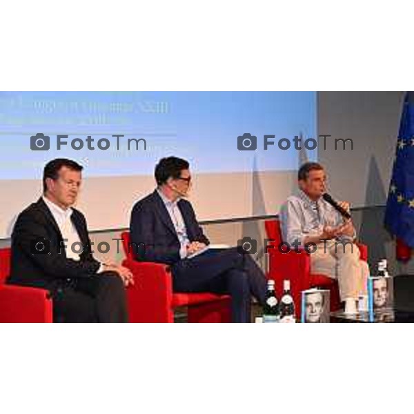 Carlo Calenda sarà presente per raccontare e discutere il suo nuovo libro insieme all\'europarlamentare Giorgio Gori. foto Tiziano Manzoni Lapresse