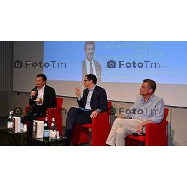 Carlo Calenda sarà presente per raccontare e discutere il suo nuovo libro insieme all\'europarlamentare Giorgio Gori. foto Tiziano Manzoni Lapresse