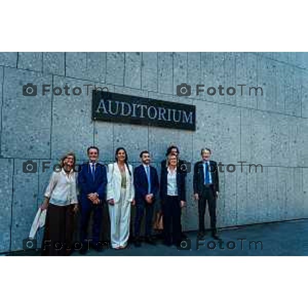 Bergamo, 29 maggio 2026 - Presso l\'Auditorium della Guardia di Finanza si svolge la giornata di formazione intitolata "Dall\'Europa ai territori: come utilizzare i fondi UE per lo sviluppo locale" su iniziativa dell\'ON. Laura Magoni e in collaborazione con Regione Lombardia, ANCI Lombardia, il Parlamento Europeo in Italia e la Rappresentanza della Commissione Europea in Italia. Partecipano: Gen. Cosimo Di Gesù - Comandante dell\'Accademia della Guardia di Finanza di Bergamo On. Lara Magoni - Eurodeputato Elena Carnevali - Sindaco di Bergamo Umberto Valois - VicePresidente della Provincia di Bergamo Giovanni Zambonelli - Presidente della Camera di Commercio di Bergamo Mauro Guerra - Presidente di ANCI Lombardia Attilio Fontana - Presidente Regione Lombardia
