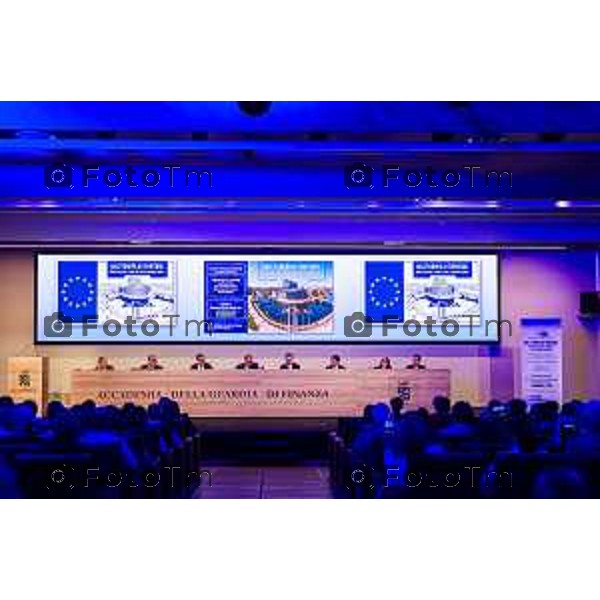 Bergamo, 29 maggio 2026 - Presso l\'Auditorium della Guardia di Finanza si svolge la giornata di formazione intitolata "Dall\'Europa ai territori: come utilizzare i fondi UE per lo sviluppo locale" su iniziativa dell\'ON. Laura Magoni e in collaborazione con Regione Lombardia, ANCI Lombardia, il Parlamento Europeo in Italia e la Rappresentanza della Commissione Europea in Italia. Partecipano: Gen. Cosimo Di Gesù - Comandante dell\'Accademia della Guardia di Finanza di Bergamo On. Lara Magoni - Eurodeputato Elena Carnevali - Sindaco di Bergamo Umberto Valois - VicePresidente della Provincia di Bergamo Giovanni Zambonelli - Presidente della Camera di Commercio di Bergamo Mauro Guerra - Presidente di ANCI Lombardia Attilio Fontana - Presidente Regione Lombardia