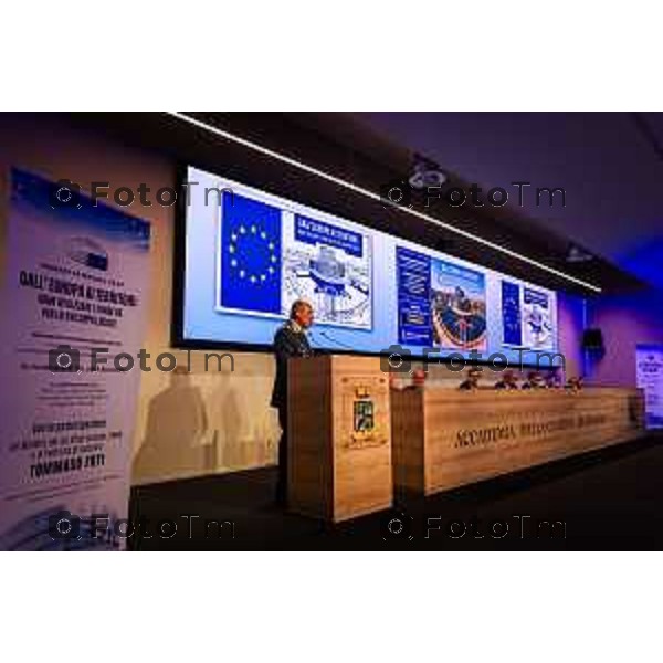 Bergamo, 29 maggio 2026 - Presso l\'Auditorium della Guardia di Finanza si svolge la giornata di formazione intitolata "Dall\'Europa ai territori: come utilizzare i fondi UE per lo sviluppo locale" su iniziativa dell\'ON. Laura Magoni e in collaborazione con Regione Lombardia, ANCI Lombardia, il Parlamento Europeo in Italia e la Rappresentanza della Commissione Europea in Italia. Partecipano: Gen. Cosimo Di Gesù - Comandante dell\'Accademia della Guardia di Finanza di Bergamo On. Lara Magoni - Eurodeputato Elena Carnevali - Sindaco di Bergamo Umberto Valois - VicePresidente della Provincia di Bergamo Giovanni Zambonelli - Presidente della Camera di Commercio di Bergamo Mauro Guerra - Presidente di ANCI Lombardia Attilio Fontana - Presidente Regione Lombardia