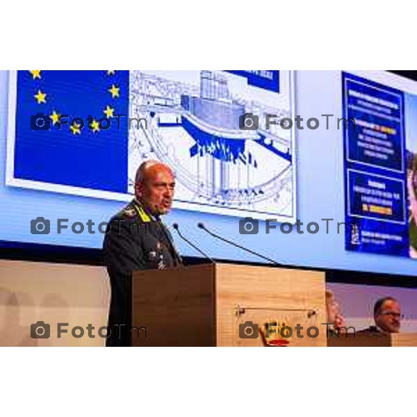 Bergamo, 29 maggio 2026 - Presso l\'Auditorium della Guardia di Finanza si svolge la giornata di formazione intitolata "Dall\'Europa ai territori: come utilizzare i fondi UE per lo sviluppo locale" su iniziativa dell\'ON. Laura Magoni e in collaborazione con Regione Lombardia, ANCI Lombardia, il Parlamento Europeo in Italia e la Rappresentanza della Commissione Europea in Italia. Partecipano: Gen. Cosimo Di Gesù - Comandante dell\'Accademia della Guardia di Finanza di Bergamo On. Lara Magoni - Eurodeputato Elena Carnevali - Sindaco di Bergamo Umberto Valois - VicePresidente della Provincia di Bergamo Giovanni Zambonelli - Presidente della Camera di Commercio di Bergamo Mauro Guerra - Presidente di ANCI Lombardia Attilio Fontana - Presidente Regione Lombardia