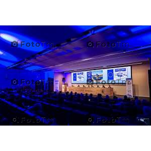Bergamo, 29 maggio 2026 - Presso l\'Auditorium della Guardia di Finanza si svolge la giornata di formazione intitolata "Dall\'Europa ai territori: come utilizzare i fondi UE per lo sviluppo locale" su iniziativa dell\'ON. Laura Magoni e in collaborazione con Regione Lombardia, ANCI Lombardia, il Parlamento Europeo in Italia e la Rappresentanza della Commissione Europea in Italia. Partecipano: Gen. Cosimo Di Gesù - Comandante dell\'Accademia della Guardia di Finanza di Bergamo On. Lara Magoni - Eurodeputato Elena Carnevali - Sindaco di Bergamo Umberto Valois - VicePresidente della Provincia di Bergamo Giovanni Zambonelli - Presidente della Camera di Commercio di Bergamo Mauro Guerra - Presidente di ANCI Lombardia Attilio Fontana - Presidente Regione Lombardia