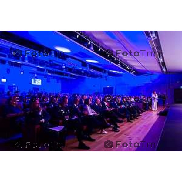 Bergamo, 29 maggio 2026 - Presso l\'Auditorium della Guardia di Finanza si svolge la giornata di formazione intitolata "Dall\'Europa ai territori: come utilizzare i fondi UE per lo sviluppo locale" su iniziativa dell\'ON. Laura Magoni e in collaborazione con Regione Lombardia, ANCI Lombardia, il Parlamento Europeo in Italia e la Rappresentanza della Commissione Europea in Italia. Partecipano: Gen. Cosimo Di Gesù - Comandante dell\'Accademia della Guardia di Finanza di Bergamo On. Lara Magoni - Eurodeputato Elena Carnevali - Sindaco di Bergamo Umberto Valois - VicePresidente della Provincia di Bergamo Giovanni Zambonelli - Presidente della Camera di Commercio di Bergamo Mauro Guerra - Presidente di ANCI Lombardia Attilio Fontana - Presidente Regione Lombardia