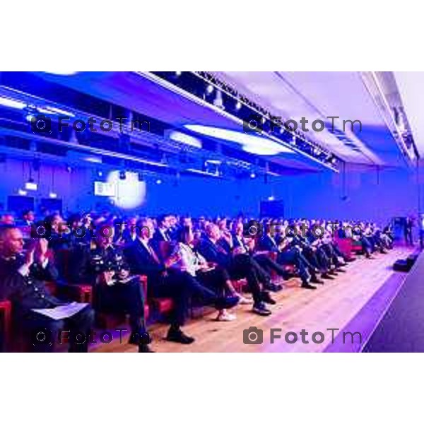 Bergamo, 29 maggio 2026 - Presso l\'Auditorium della Guardia di Finanza si svolge la giornata di formazione intitolata "Dall\'Europa ai territori: come utilizzare i fondi UE per lo sviluppo locale" su iniziativa dell\'ON. Laura Magoni e in collaborazione con Regione Lombardia, ANCI Lombardia, il Parlamento Europeo in Italia e la Rappresentanza della Commissione Europea in Italia. Partecipano: Gen. Cosimo Di Gesù - Comandante dell\'Accademia della Guardia di Finanza di Bergamo On. Lara Magoni - Eurodeputato Elena Carnevali - Sindaco di Bergamo Umberto Valois - VicePresidente della Provincia di Bergamo Giovanni Zambonelli - Presidente della Camera di Commercio di Bergamo Mauro Guerra - Presidente di ANCI Lombardia Attilio Fontana - Presidente Regione Lombardia