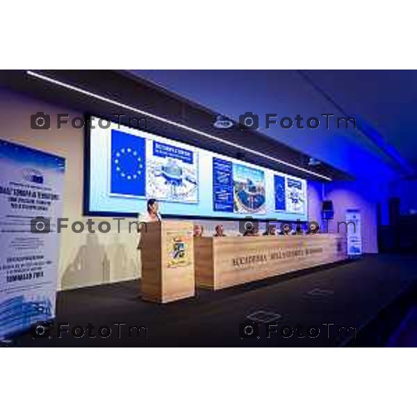 Bergamo, 29 maggio 2026 - Presso l\'Auditorium della Guardia di Finanza si svolge la giornata di formazione intitolata "Dall\'Europa ai territori: come utilizzare i fondi UE per lo sviluppo locale" su iniziativa dell\'ON. Laura Magoni e in collaborazione con Regione Lombardia, ANCI Lombardia, il Parlamento Europeo in Italia e la Rappresentanza della Commissione Europea in Italia. Partecipano: Gen. Cosimo Di Gesù - Comandante dell\'Accademia della Guardia di Finanza di Bergamo On. Lara Magoni - Eurodeputato Elena Carnevali - Sindaco di Bergamo Umberto Valois - VicePresidente della Provincia di Bergamo Giovanni Zambonelli - Presidente della Camera di Commercio di Bergamo Mauro Guerra - Presidente di ANCI Lombardia Attilio Fontana - Presidente Regione Lombardia