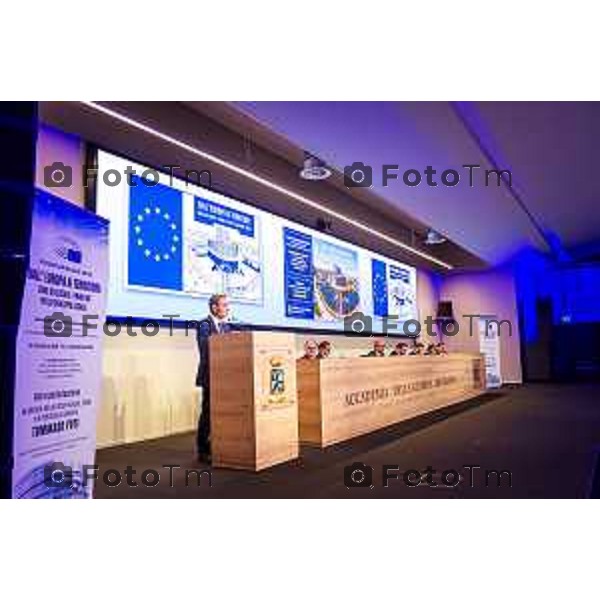 Bergamo, 29 maggio 2026 - Presso l\'Auditorium della Guardia di Finanza si svolge la giornata di formazione intitolata "Dall\'Europa ai territori: come utilizzare i fondi UE per lo sviluppo locale" su iniziativa dell\'ON. Laura Magoni e in collaborazione con Regione Lombardia, ANCI Lombardia, il Parlamento Europeo in Italia e la Rappresentanza della Commissione Europea in Italia. Partecipano: Gen. Cosimo Di Gesù - Comandante dell\'Accademia della Guardia di Finanza di Bergamo On. Lara Magoni - Eurodeputato Elena Carnevali - Sindaco di Bergamo Umberto Valois - VicePresidente della Provincia di Bergamo Giovanni Zambonelli - Presidente della Camera di Commercio di Bergamo Mauro Guerra - Presidente di ANCI Lombardia Attilio Fontana - Presidente Regione Lombardia