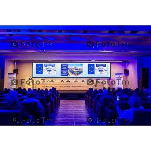 Bergamo, 29 maggio 2026 - Presso l\'Auditorium della Guardia di Finanza si svolge la giornata di formazione intitolata "Dall\'Europa ai territori: come utilizzare i fondi UE per lo sviluppo locale" su iniziativa dell\'ON. Laura Magoni e in collaborazione con Regione Lombardia, ANCI Lombardia, il Parlamento Europeo in Italia e la Rappresentanza della Commissione Europea in Italia. Partecipano: Gen. Cosimo Di Gesù - Comandante dell\'Accademia della Guardia di Finanza di Bergamo On. Lara Magoni - Eurodeputato Elena Carnevali - Sindaco di Bergamo Umberto Valois - VicePresidente della Provincia di Bergamo Giovanni Zambonelli - Presidente della Camera di Commercio di Bergamo Mauro Guerra - Presidente di ANCI Lombardia Attilio Fontana - Presidente Regione Lombardia