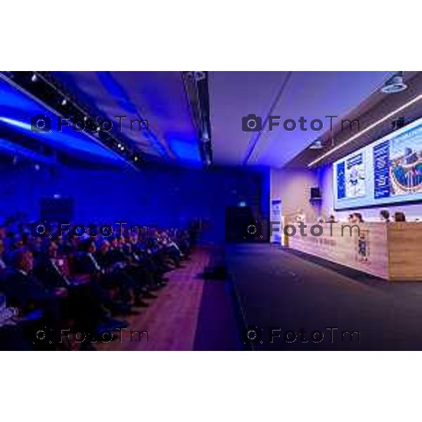 Bergamo, 29 maggio 2026 - Presso l\'Auditorium della Guardia di Finanza si svolge la giornata di formazione intitolata "Dall\'Europa ai territori: come utilizzare i fondi UE per lo sviluppo locale" su iniziativa dell\'ON. Laura Magoni e in collaborazione con Regione Lombardia, ANCI Lombardia, il Parlamento Europeo in Italia e la Rappresentanza della Commissione Europea in Italia. Partecipano: Gen. Cosimo Di Gesù - Comandante dell\'Accademia della Guardia di Finanza di Bergamo On. Lara Magoni - Eurodeputato Elena Carnevali - Sindaco di Bergamo Umberto Valois - VicePresidente della Provincia di Bergamo Giovanni Zambonelli - Presidente della Camera di Commercio di Bergamo Mauro Guerra - Presidente di ANCI Lombardia Attilio Fontana - Presidente Regione Lombardia
