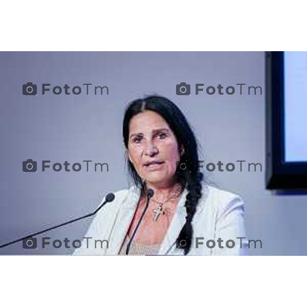 Bergamo, 29 maggio 2026 - Presso l\'Auditorium della Guardia di Finanza si svolge la giornata di formazione intitolata "Dall\'Europa ai territori: come utilizzare i fondi UE per lo sviluppo locale" su iniziativa dell\'ON. Laura Magoni e in collaborazione con Regione Lombardia, ANCI Lombardia, il Parlamento Europeo in Italia e la Rappresentanza della Commissione Europea in Italia. Partecipano: Gen. Cosimo Di Gesù - Comandante dell\'Accademia della Guardia di Finanza di Bergamo On. Lara Magoni - Eurodeputato Elena Carnevali - Sindaco di Bergamo Umberto Valois - VicePresidente della Provincia di Bergamo Giovanni Zambonelli - Presidente della Camera di Commercio di Bergamo Mauro Guerra - Presidente di ANCI Lombardia Attilio Fontana - Presidente Regione Lombardia