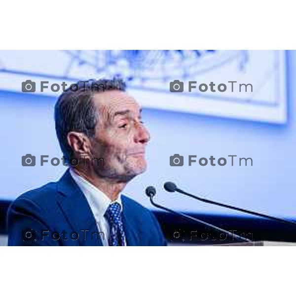 Bergamo, 29 maggio 2026 - Presso l\'Auditorium della Guardia di Finanza si svolge la giornata di formazione intitolata "Dall\'Europa ai territori: come utilizzare i fondi UE per lo sviluppo locale" su iniziativa dell\'ON. Laura Magoni e in collaborazione con Regione Lombardia, ANCI Lombardia, il Parlamento Europeo in Italia e la Rappresentanza della Commissione Europea in Italia. Partecipano: Gen. Cosimo Di Gesù - Comandante dell\'Accademia della Guardia di Finanza di Bergamo On. Lara Magoni - Eurodeputato Elena Carnevali - Sindaco di Bergamo Umberto Valois - VicePresidente della Provincia di Bergamo Giovanni Zambonelli - Presidente della Camera di Commercio di Bergamo Mauro Guerra - Presidente di ANCI Lombardia Attilio Fontana - Presidente Regione Lombardia