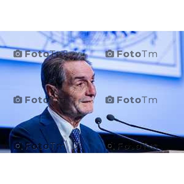 Bergamo, 29 maggio 2026 - Presso l\'Auditorium della Guardia di Finanza si svolge la giornata di formazione intitolata "Dall\'Europa ai territori: come utilizzare i fondi UE per lo sviluppo locale" su iniziativa dell\'ON. Laura Magoni e in collaborazione con Regione Lombardia, ANCI Lombardia, il Parlamento Europeo in Italia e la Rappresentanza della Commissione Europea in Italia. Partecipano: Gen. Cosimo Di Gesù - Comandante dell\'Accademia della Guardia di Finanza di Bergamo On. Lara Magoni - Eurodeputato Elena Carnevali - Sindaco di Bergamo Umberto Valois - VicePresidente della Provincia di Bergamo Giovanni Zambonelli - Presidente della Camera di Commercio di Bergamo Mauro Guerra - Presidente di ANCI Lombardia Attilio Fontana - Presidente Regione Lombardia