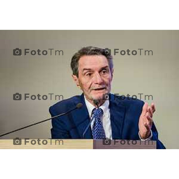 Bergamo, 29 maggio 2026 - Presso l\'Auditorium della Guardia di Finanza si svolge la giornata di formazione intitolata "Dall\'Europa ai territori: come utilizzare i fondi UE per lo sviluppo locale" su iniziativa dell\'ON. Laura Magoni e in collaborazione con Regione Lombardia, ANCI Lombardia, il Parlamento Europeo in Italia e la Rappresentanza della Commissione Europea in Italia. Partecipano: Gen. Cosimo Di Gesù - Comandante dell\'Accademia della Guardia di Finanza di Bergamo On. Lara Magoni - Eurodeputato Elena Carnevali - Sindaco di Bergamo Umberto Valois - VicePresidente della Provincia di Bergamo Giovanni Zambonelli - Presidente della Camera di Commercio di Bergamo Mauro Guerra - Presidente di ANCI Lombardia Attilio Fontana - Presidente Regione Lombardia