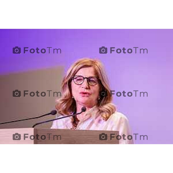 Bergamo, 29 maggio 2026 - Presso l\'Auditorium della Guardia di Finanza si svolge la giornata di formazione intitolata "Dall\'Europa ai territori: come utilizzare i fondi UE per lo sviluppo locale" su iniziativa dell\'ON. Laura Magoni e in collaborazione con Regione Lombardia, ANCI Lombardia, il Parlamento Europeo in Italia e la Rappresentanza della Commissione Europea in Italia. Partecipano: Gen. Cosimo Di Gesù - Comandante dell\'Accademia della Guardia di Finanza di Bergamo On. Lara Magoni - Eurodeputato Elena Carnevali - Sindaco di Bergamo Umberto Valois - VicePresidente della Provincia di Bergamo Giovanni Zambonelli - Presidente della Camera di Commercio di Bergamo Mauro Guerra - Presidente di ANCI Lombardia Attilio Fontana - Presidente Regione Lombardia