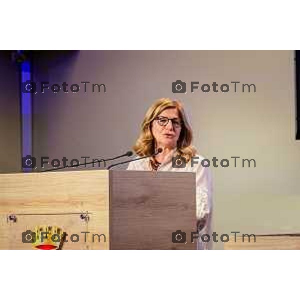 Bergamo, 29 maggio 2026 - Presso l\'Auditorium della Guardia di Finanza si svolge la giornata di formazione intitolata "Dall\'Europa ai territori: come utilizzare i fondi UE per lo sviluppo locale" su iniziativa dell\'ON. Laura Magoni e in collaborazione con Regione Lombardia, ANCI Lombardia, il Parlamento Europeo in Italia e la Rappresentanza della Commissione Europea in Italia. Partecipano: Gen. Cosimo Di Gesù - Comandante dell\'Accademia della Guardia di Finanza di Bergamo On. Lara Magoni - Eurodeputato Elena Carnevali - Sindaco di Bergamo Umberto Valois - VicePresidente della Provincia di Bergamo Giovanni Zambonelli - Presidente della Camera di Commercio di Bergamo Mauro Guerra - Presidente di ANCI Lombardia Attilio Fontana - Presidente Regione Lombardia
