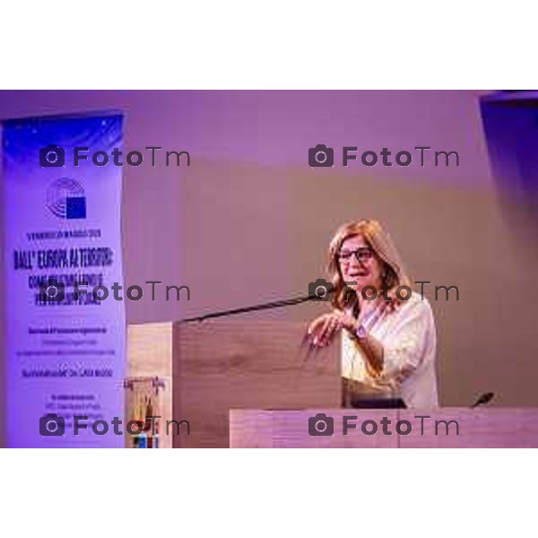 Bergamo, 29 maggio 2026 - Presso l\'Auditorium della Guardia di Finanza si svolge la giornata di formazione intitolata "Dall\'Europa ai territori: come utilizzare i fondi UE per lo sviluppo locale" su iniziativa dell\'ON. Laura Magoni e in collaborazione con Regione Lombardia, ANCI Lombardia, il Parlamento Europeo in Italia e la Rappresentanza della Commissione Europea in Italia. Partecipano: Gen. Cosimo Di Gesù - Comandante dell\'Accademia della Guardia di Finanza di Bergamo On. Lara Magoni - Eurodeputato Elena Carnevali - Sindaco di Bergamo Umberto Valois - VicePresidente della Provincia di Bergamo Giovanni Zambonelli - Presidente della Camera di Commercio di Bergamo Mauro Guerra - Presidente di ANCI Lombardia Attilio Fontana - Presidente Regione Lombardia