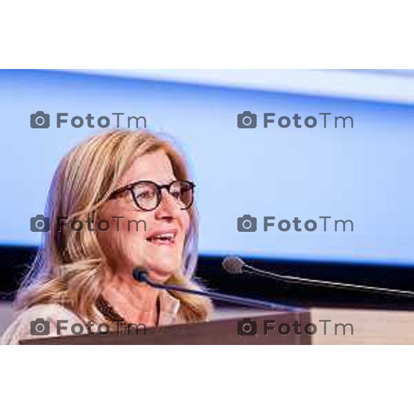 Bergamo, 29 maggio 2026 - Presso l\'Auditorium della Guardia di Finanza si svolge la giornata di formazione intitolata "Dall\'Europa ai territori: come utilizzare i fondi UE per lo sviluppo locale" su iniziativa dell\'ON. Laura Magoni e in collaborazione con Regione Lombardia, ANCI Lombardia, il Parlamento Europeo in Italia e la Rappresentanza della Commissione Europea in Italia. Partecipano: Gen. Cosimo Di Gesù - Comandante dell\'Accademia della Guardia di Finanza di Bergamo On. Lara Magoni - Eurodeputato Elena Carnevali - Sindaco di Bergamo Umberto Valois - VicePresidente della Provincia di Bergamo Giovanni Zambonelli - Presidente della Camera di Commercio di Bergamo Mauro Guerra - Presidente di ANCI Lombardia Attilio Fontana - Presidente Regione Lombardia