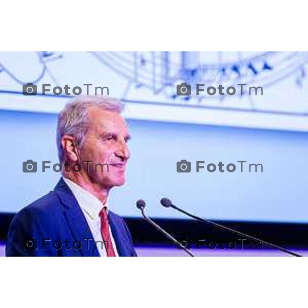 Bergamo, 29 maggio 2026 - Presso l\'Auditorium della Guardia di Finanza si svolge la giornata di formazione intitolata "Dall\'Europa ai territori: come utilizzare i fondi UE per lo sviluppo locale" su iniziativa dell\'ON. Laura Magoni e in collaborazione con Regione Lombardia, ANCI Lombardia, il Parlamento Europeo in Italia e la Rappresentanza della Commissione Europea in Italia. Partecipano: Gen. Cosimo Di Gesù - Comandante dell\'Accademia della Guardia di Finanza di Bergamo On. Lara Magoni - Eurodeputato Elena Carnevali - Sindaco di Bergamo Umberto Valois - VicePresidente della Provincia di Bergamo Giovanni Zambonelli - Presidente della Camera di Commercio di Bergamo Mauro Guerra - Presidente di ANCI Lombardia Attilio Fontana - Presidente Regione Lombardia
