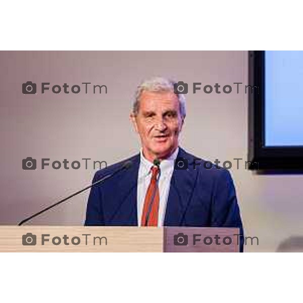 Bergamo, 29 maggio 2026 - Presso l\'Auditorium della Guardia di Finanza si svolge la giornata di formazione intitolata "Dall\'Europa ai territori: come utilizzare i fondi UE per lo sviluppo locale" su iniziativa dell\'ON. Laura Magoni e in collaborazione con Regione Lombardia, ANCI Lombardia, il Parlamento Europeo in Italia e la Rappresentanza della Commissione Europea in Italia. Partecipano: Gen. Cosimo Di Gesù - Comandante dell\'Accademia della Guardia di Finanza di Bergamo On. Lara Magoni - Eurodeputato Elena Carnevali - Sindaco di Bergamo Umberto Valois - VicePresidente della Provincia di Bergamo Giovanni Zambonelli - Presidente della Camera di Commercio di Bergamo Mauro Guerra - Presidente di ANCI Lombardia Attilio Fontana - Presidente Regione Lombardia
