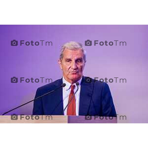 Bergamo, 29 maggio 2026 - Presso l\'Auditorium della Guardia di Finanza si svolge la giornata di formazione intitolata "Dall\'Europa ai territori: come utilizzare i fondi UE per lo sviluppo locale" su iniziativa dell\'ON. Laura Magoni e in collaborazione con Regione Lombardia, ANCI Lombardia, il Parlamento Europeo in Italia e la Rappresentanza della Commissione Europea in Italia. Partecipano: Gen. Cosimo Di Gesù - Comandante dell\'Accademia della Guardia di Finanza di Bergamo On. Lara Magoni - Eurodeputato Elena Carnevali - Sindaco di Bergamo Umberto Valois - VicePresidente della Provincia di Bergamo Giovanni Zambonelli - Presidente della Camera di Commercio di Bergamo Mauro Guerra - Presidente di ANCI Lombardia Attilio Fontana - Presidente Regione Lombardia