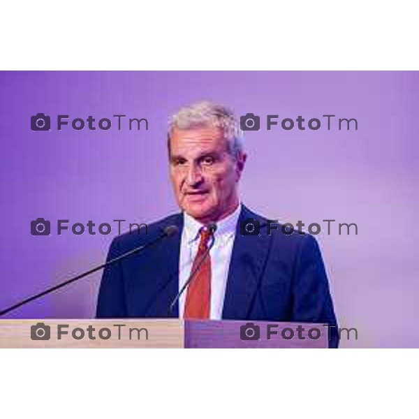 Bergamo, 29 maggio 2026 - Presso l\'Auditorium della Guardia di Finanza si svolge la giornata di formazione intitolata "Dall\'Europa ai territori: come utilizzare i fondi UE per lo sviluppo locale" su iniziativa dell\'ON. Laura Magoni e in collaborazione con Regione Lombardia, ANCI Lombardia, il Parlamento Europeo in Italia e la Rappresentanza della Commissione Europea in Italia. Partecipano: Gen. Cosimo Di Gesù - Comandante dell\'Accademia della Guardia di Finanza di Bergamo On. Lara Magoni - Eurodeputato Elena Carnevali - Sindaco di Bergamo Umberto Valois - VicePresidente della Provincia di Bergamo Giovanni Zambonelli - Presidente della Camera di Commercio di Bergamo Mauro Guerra - Presidente di ANCI Lombardia Attilio Fontana - Presidente Regione Lombardia