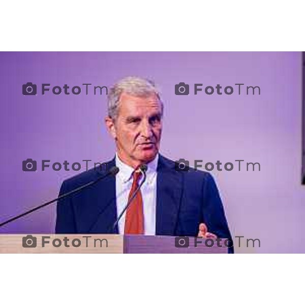 Bergamo, 29 maggio 2026 - Presso l\'Auditorium della Guardia di Finanza si svolge la giornata di formazione intitolata "Dall\'Europa ai territori: come utilizzare i fondi UE per lo sviluppo locale" su iniziativa dell\'ON. Laura Magoni e in collaborazione con Regione Lombardia, ANCI Lombardia, il Parlamento Europeo in Italia e la Rappresentanza della Commissione Europea in Italia. Partecipano: Gen. Cosimo Di Gesù - Comandante dell\'Accademia della Guardia di Finanza di Bergamo On. Lara Magoni - Eurodeputato Elena Carnevali - Sindaco di Bergamo Umberto Valois - VicePresidente della Provincia di Bergamo Giovanni Zambonelli - Presidente della Camera di Commercio di Bergamo Mauro Guerra - Presidente di ANCI Lombardia Attilio Fontana - Presidente Regione Lombardia