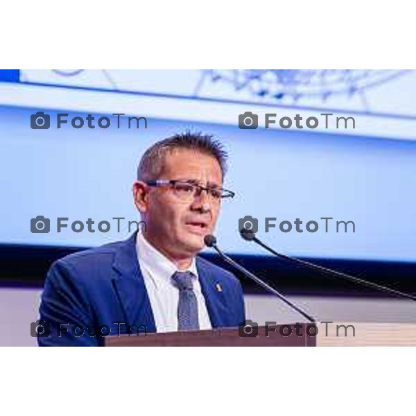 Bergamo, 29 maggio 2026 - Presso l\'Auditorium della Guardia di Finanza si svolge la giornata di formazione intitolata "Dall\'Europa ai territori: come utilizzare i fondi UE per lo sviluppo locale" su iniziativa dell\'ON. Laura Magoni e in collaborazione con Regione Lombardia, ANCI Lombardia, il Parlamento Europeo in Italia e la Rappresentanza della Commissione Europea in Italia. Partecipano: Gen. Cosimo Di Gesù - Comandante dell\'Accademia della Guardia di Finanza di Bergamo On. Lara Magoni - Eurodeputato Elena Carnevali - Sindaco di Bergamo Umberto Valois - VicePresidente della Provincia di Bergamo Giovanni Zambonelli - Presidente della Camera di Commercio di Bergamo Mauro Guerra - Presidente di ANCI Lombardia Attilio Fontana - Presidente Regione Lombardia