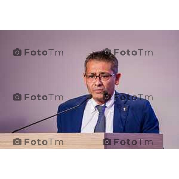 Bergamo, 29 maggio 2026 - Presso l\'Auditorium della Guardia di Finanza si svolge la giornata di formazione intitolata "Dall\'Europa ai territori: come utilizzare i fondi UE per lo sviluppo locale" su iniziativa dell\'ON. Laura Magoni e in collaborazione con Regione Lombardia, ANCI Lombardia, il Parlamento Europeo in Italia e la Rappresentanza della Commissione Europea in Italia. Partecipano: Gen. Cosimo Di Gesù - Comandante dell\'Accademia della Guardia di Finanza di Bergamo On. Lara Magoni - Eurodeputato Elena Carnevali - Sindaco di Bergamo Umberto Valois - VicePresidente della Provincia di Bergamo Giovanni Zambonelli - Presidente della Camera di Commercio di Bergamo Mauro Guerra - Presidente di ANCI Lombardia Attilio Fontana - Presidente Regione Lombardia