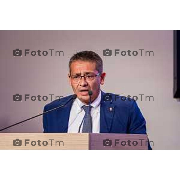 Bergamo, 29 maggio 2026 - Presso l\'Auditorium della Guardia di Finanza si svolge la giornata di formazione intitolata "Dall\'Europa ai territori: come utilizzare i fondi UE per lo sviluppo locale" su iniziativa dell\'ON. Laura Magoni e in collaborazione con Regione Lombardia, ANCI Lombardia, il Parlamento Europeo in Italia e la Rappresentanza della Commissione Europea in Italia. Partecipano: Gen. Cosimo Di Gesù - Comandante dell\'Accademia della Guardia di Finanza di Bergamo On. Lara Magoni - Eurodeputato Elena Carnevali - Sindaco di Bergamo Umberto Valois - VicePresidente della Provincia di Bergamo Giovanni Zambonelli - Presidente della Camera di Commercio di Bergamo Mauro Guerra - Presidente di ANCI Lombardia Attilio Fontana - Presidente Regione Lombardia